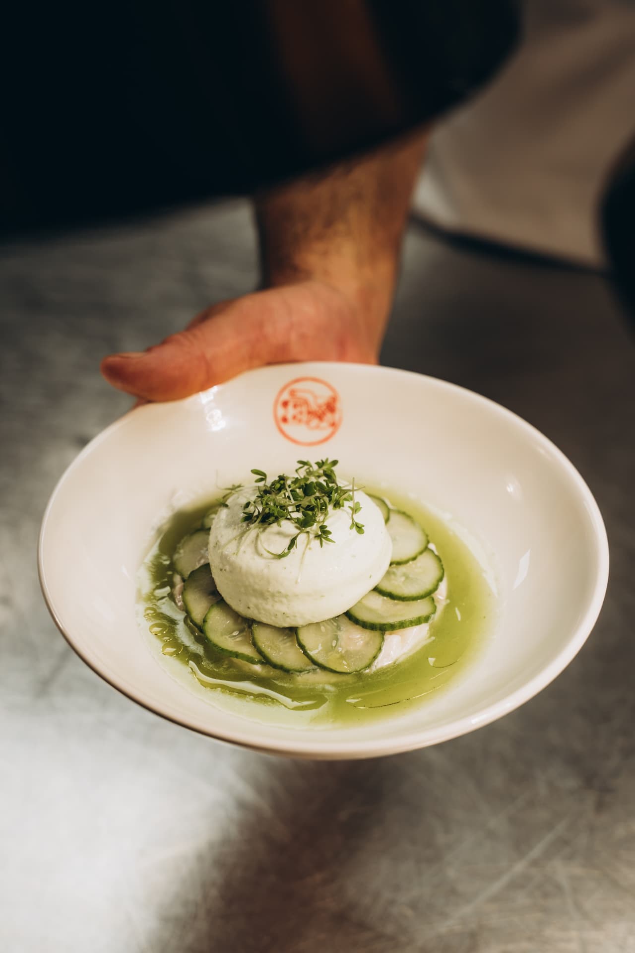 Burrata met komkommer in een groene kruidenolie