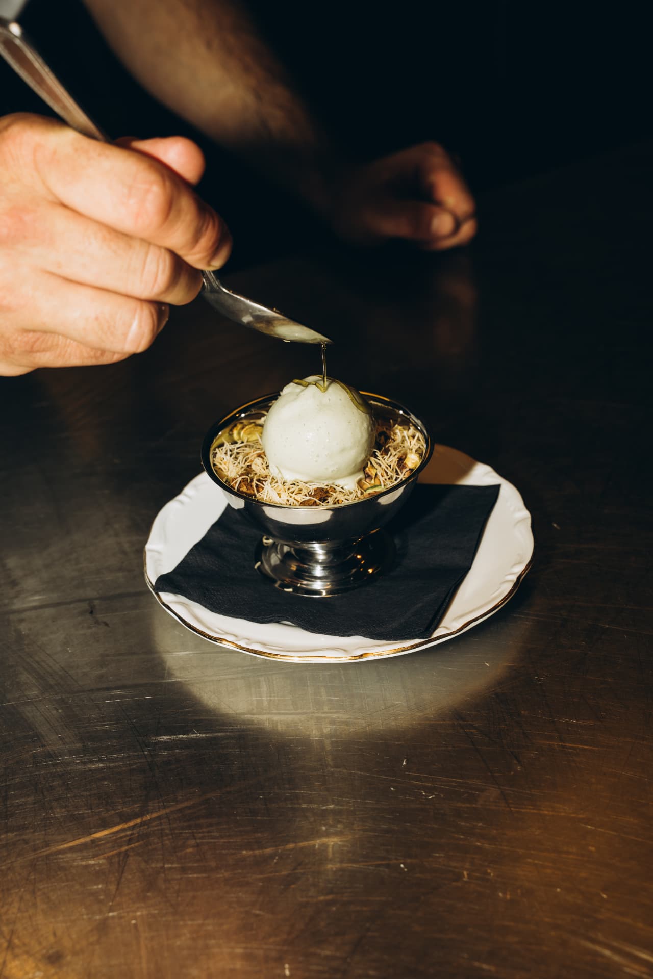 Dessert met roomijs, kadayif en honing