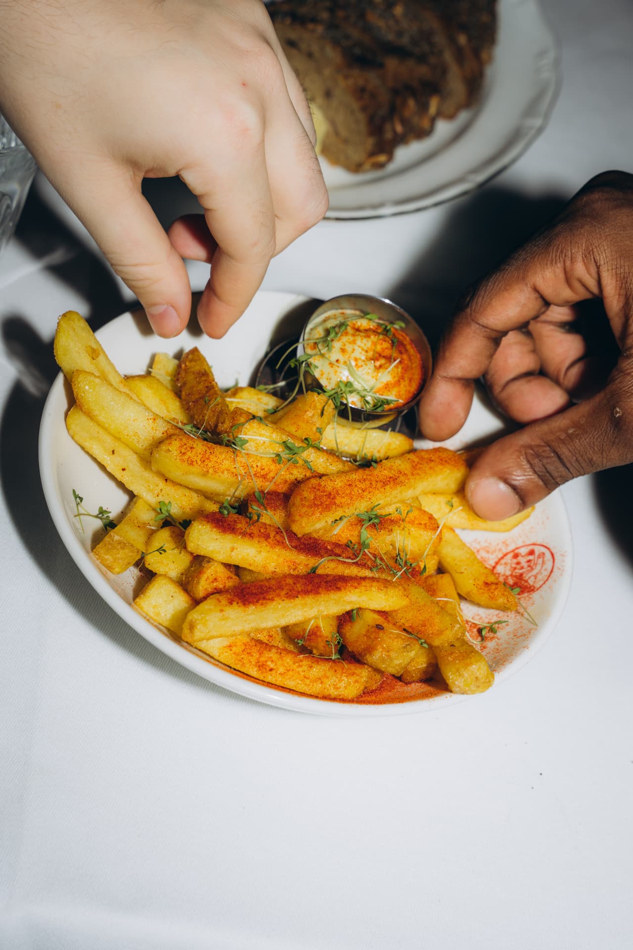 Frieten met paprika en dip, samen aan tafel